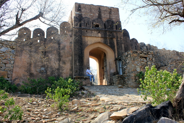 sisiyawas-gate-amer-bhuteshwar-mahadev-trek-jaipur